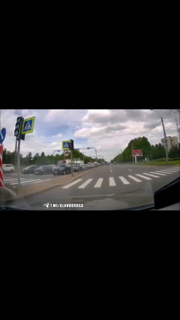 Думал успеет на желтый 🤦♂️ Жестокий урок водителю в Питере