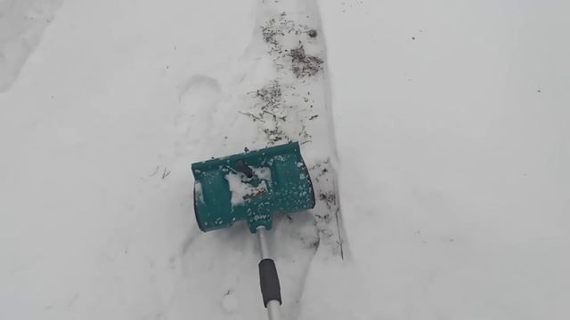 Аккумуляторная лопата для уборки снега.