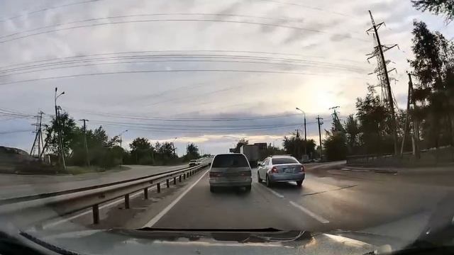 Тупая ты обезьяна! Если знаешь, что скоро направо уходить, так встань в правый ряд и ищи свой поворо