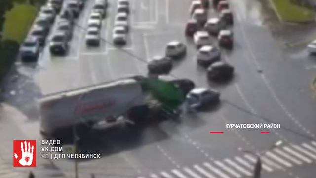 Принимал оплату за проезд? Водитель автобуса отвлекся от управления и протаранил несколько машин