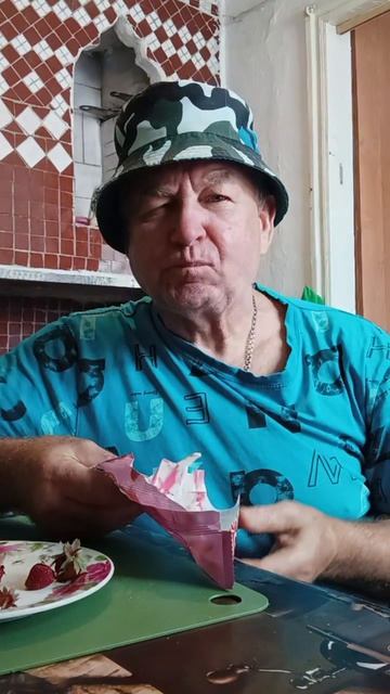на десерт эскимо с шариками и клубникой. Приятного всем аппетита.