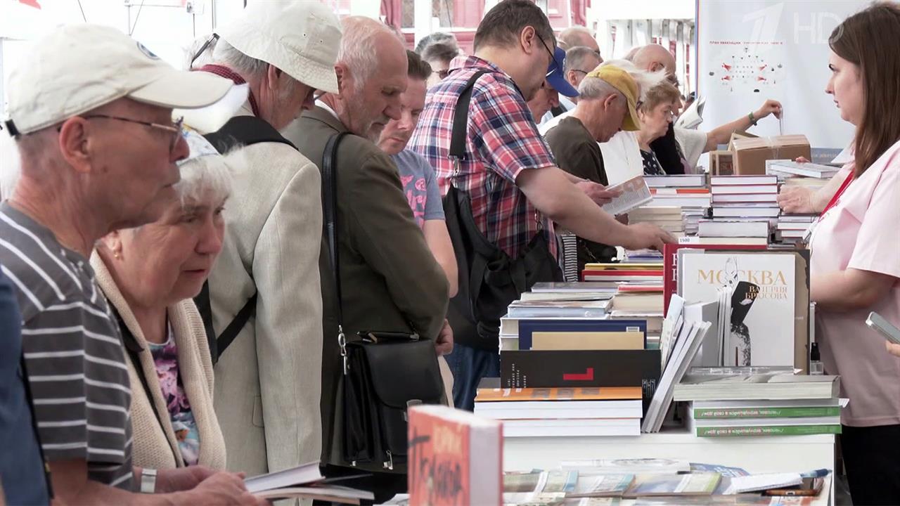 В столице сегодня продолжил свою работу книжный фестиваль 
