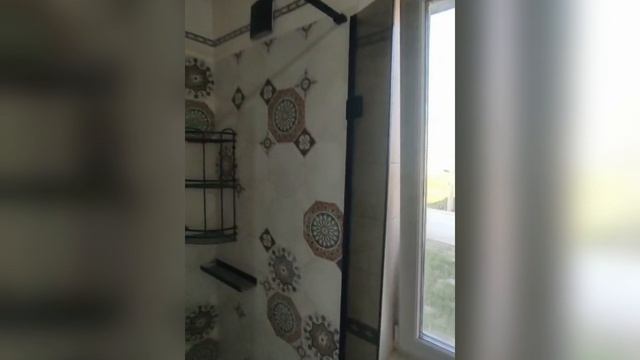 Душевая из темного стекла, черная фурнитура