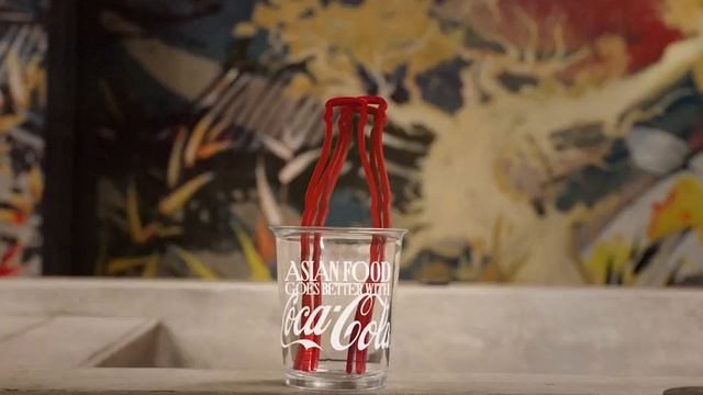 Coca-Cola выпустила палочки для еды в форме культовой бутылки для рынка Юго-Восточной Азии