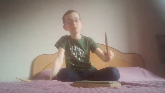 Ребенок показывает упражнения на ПЭДе