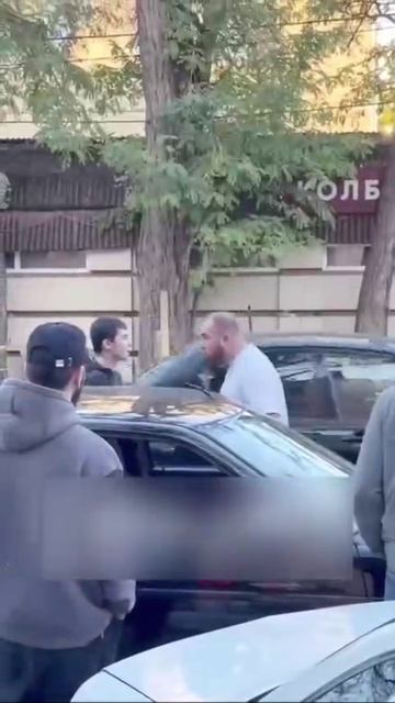 Молодой парень нокаутировал борзого здорового мужика.