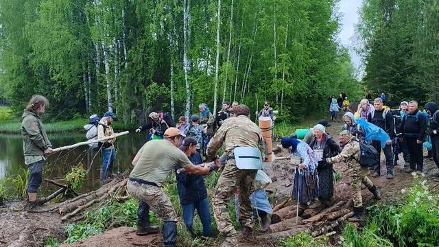 Великорецкий крестный ход. Вечер 2-го дня. Мужество. Живые перила