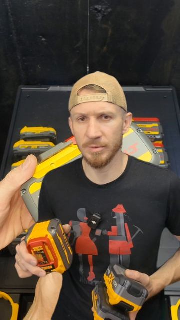 Сколько весят оригинальные аккумуляторы DeWALT?? #деволт #dewalt #аккумулятор