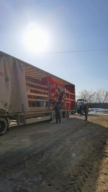 Увидел такое впервые! Это не Фура и не Трал. Привез нам СевМастер-10 от Willock Farm