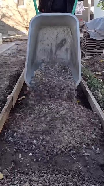 Дорожка в саду, сделанная из бетона.