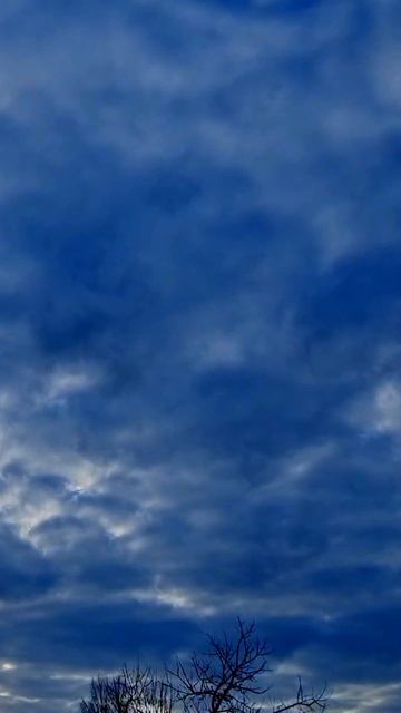 Смотрите, как небо меняет наряды: от яркого дня к таинственному вечеру, от пушистых облаков к первым