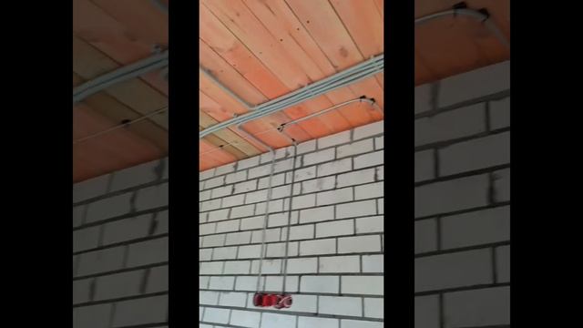 Сделали новую электропроводку в частном доме 90 КВ/м, электропроводки в гофре,  по потолку открытая.
