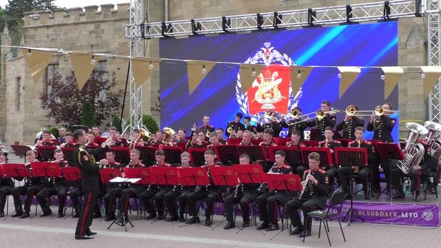 Московские суворовцы на Курортном бульваре Кисловодска.