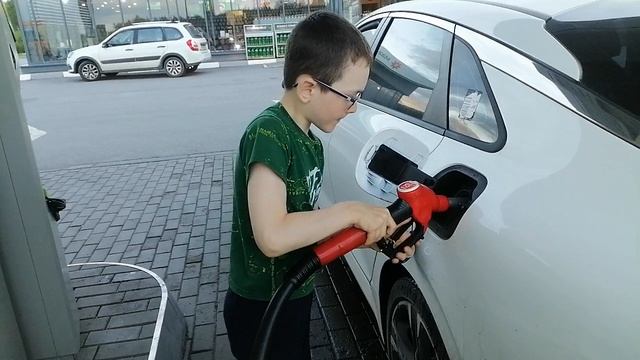 Путешествие по заправке заправляю машину