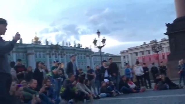 Кино - Группа крови. Уличные музыканты исполняют под гитару