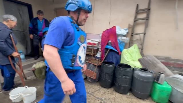 Добровольцы гумкорпуса Югры привезли воду жительнице Курахово