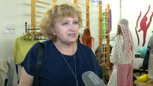 Платье с часами, костюм-маяк и деревянные сумки: в Благовещенске прошло дефиле «День креатива»