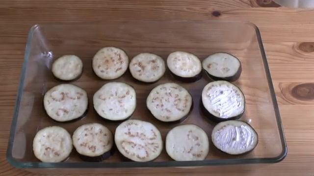 Запекаю баклажаны с куриным фаршем и помидорами. Обзор приготовления и рецепт.