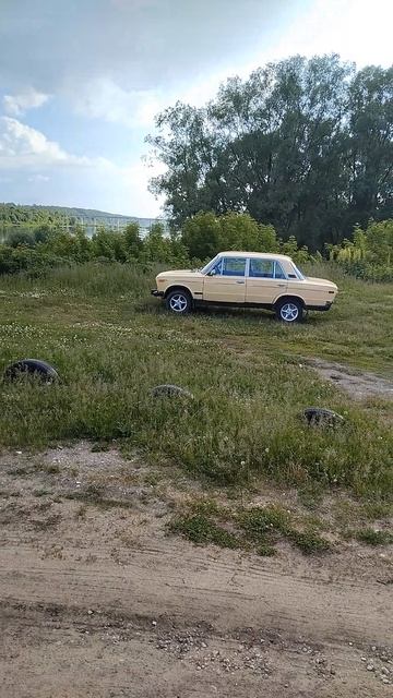 р Ока и ВАЗ-2106.