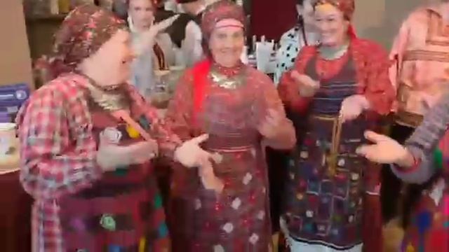 Бурановские бабушки и роботы-паяцы приобщились к мему 6-7 на полях ПМЭФ. Главное - не показывать