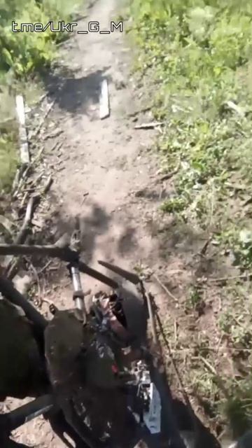 🇺🇦 Боевики ВСУ  демонстрирует уничтоженный беспилотник