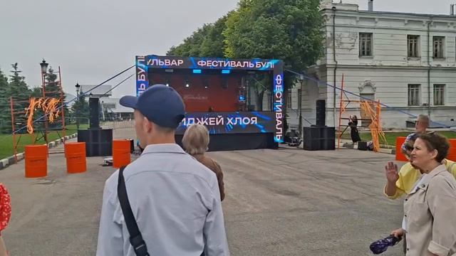 На «Бульваре» шумно и людно