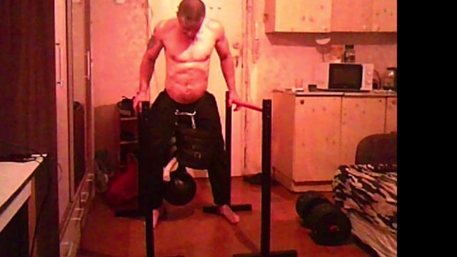 тренировка силовая гири на брусьях