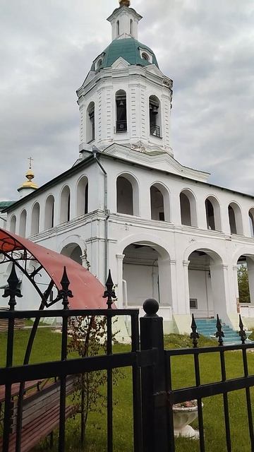 Рядом с Троицким храмом.