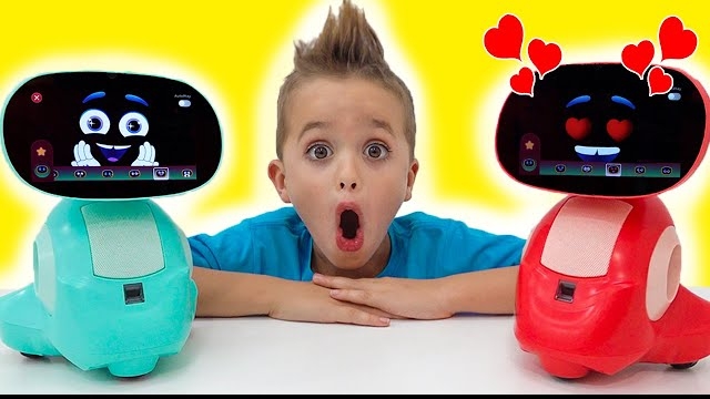 Влад и Ники играют с Мико - умным игрушечным роботом для детей