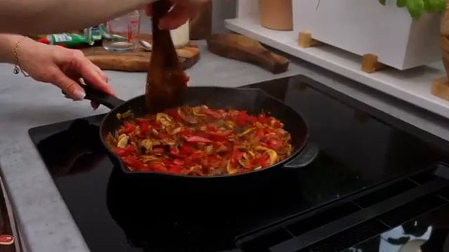 Просто залейте картошку мясом! Так вкусно и так просто!