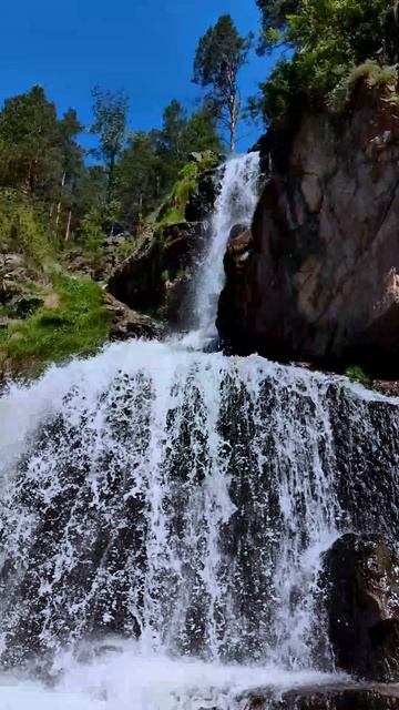 Живописный  водопад горного Алтая