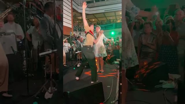 Безумный буги-вуги танец на круизном лайнере от Сондре и Тани. #Танцы