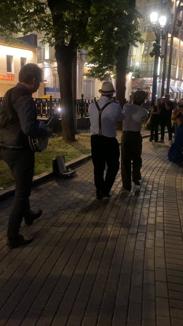 Музыкальное трио на Чистых прудах.Москва