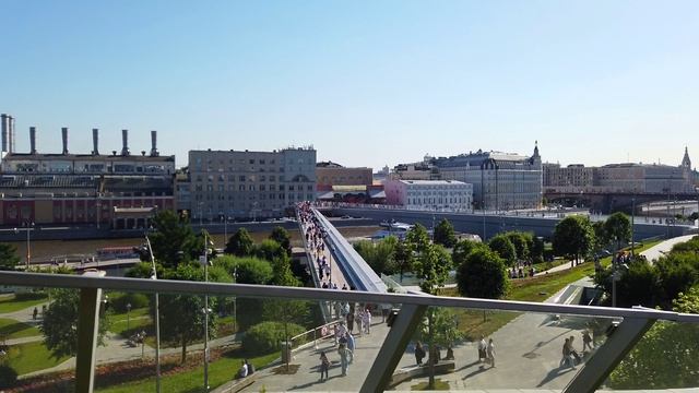 Парк Московский Зарядье. Под куполом цветёт жасмин.  Народу тьма. Ужасная жара.