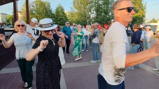 5 июня.Цветёт ягода морошка...