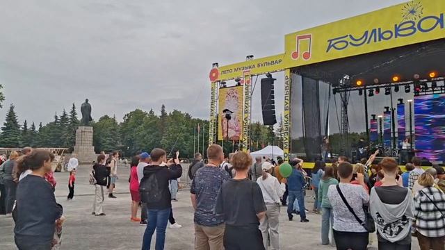 На «Бульваре» шумно и людно