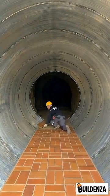 Мужчина из цистерны делает домик хоббита