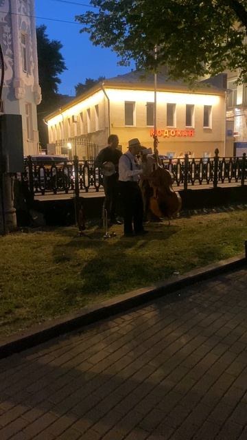 Музыкальное трио на Чистых прудах в Москве