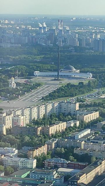 Поклонная гора. А ближе к закату фонтаны окрашиваются в красный