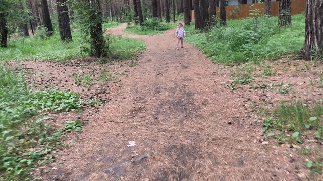 Девочки близнецы бегают по лесу