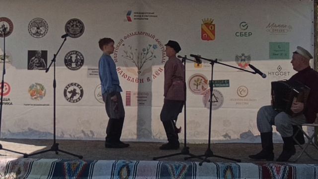 Лихие пляски и звонкие частушки: Мальчишки зажигают на фестивале 