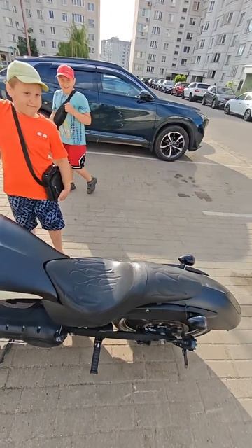 Как обычно развлекаю дворовых детей 😀🫣