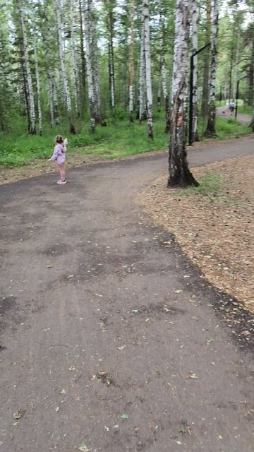 Юля бежит за мной