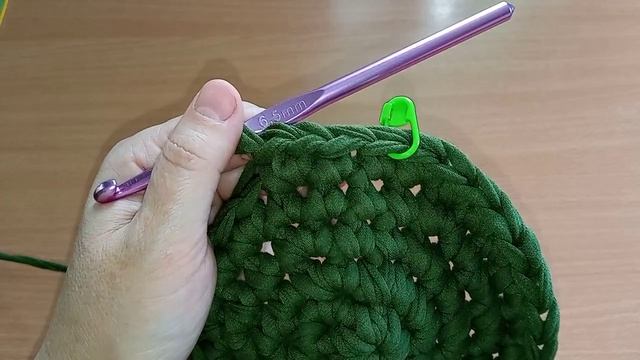 Вяжем ровный, круглый коврик крючком из трикотажной пряжи