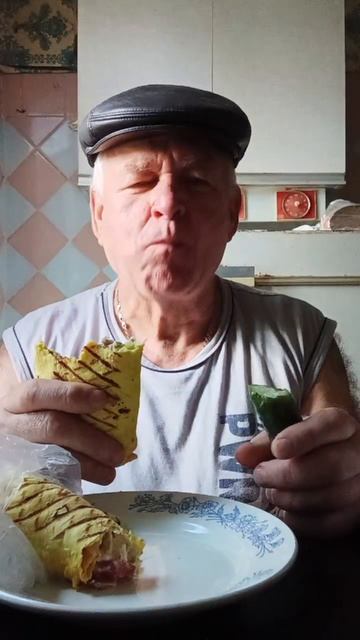 На перекус чай с лимоном и шаурма Приятного всем аппетита.