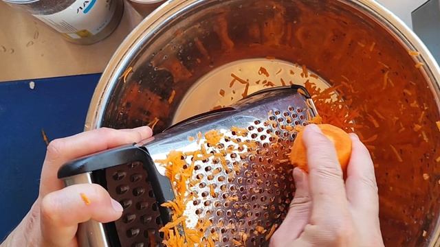 Готовлю в медитации - чечевичный суп с помидорами и цветной капустой.