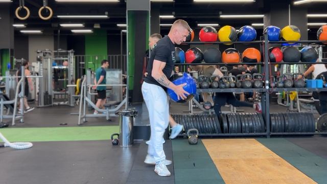 Бросок медбола в пол из фронтальной стойки | Slamball