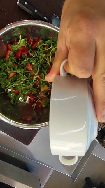 Фруктовый салат из клубники