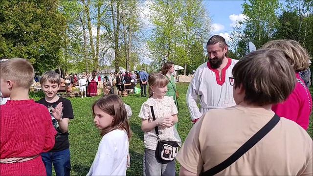 Битва на ладонях: Кто кого перетолкнет? Забава фестиваля 