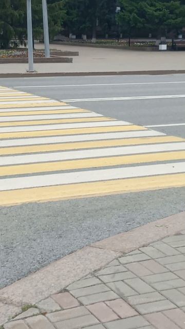 прогулка по площади кинотеатра